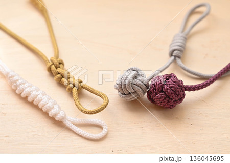 ハンドメイドのパラコードロープ 136045695