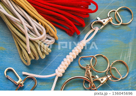 パラコードでスネークノット 136045696