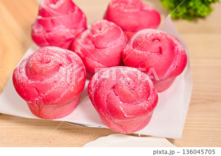 ピンク色が鮮やかなビーツパン 136045705