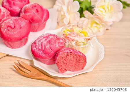 手作りビーツパンとサラダ 136045708