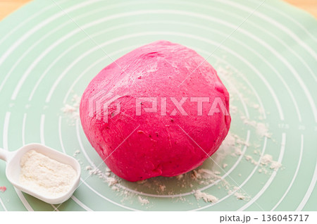 HBで作ったピンク色のビーツパン生地 136045717