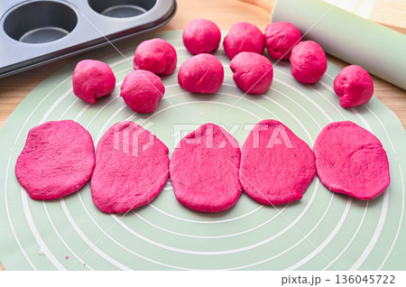 ビーツパン生地をのばす 136045722