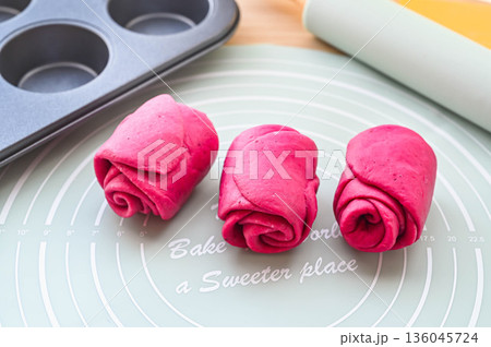 成形していくビーツパン生地 136045724