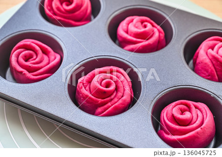 型に入れて二次発酵するビーツパン生地 136045725