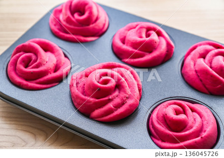 二次発酵後のビーツパン生地 136045726