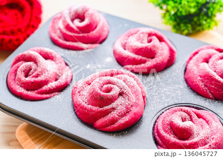 焼く前のビーツパン生地 136045727