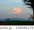 夕暮れの空と入道雲、そして土手に停めた自転車 136046129