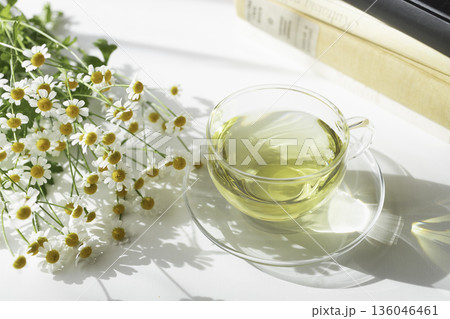 日差しの白背景にレモングラスのハーブティーとマトリカリア　光と影　余白 136046461