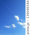 青空を貫く一筋の飛行機雲と白い雲 136046584