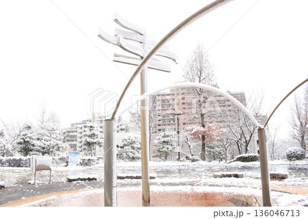 雪の降った公園の噴水を撮影しました。 雪の降った公園の噴水を撮影しました。 136046713