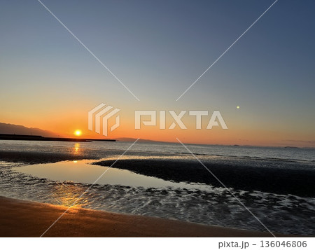 夕日が沈む 夕日が沈む 136046806