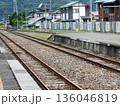 JR遠野駅の線路とホーム 岩手県のローカル線の風景 136046819