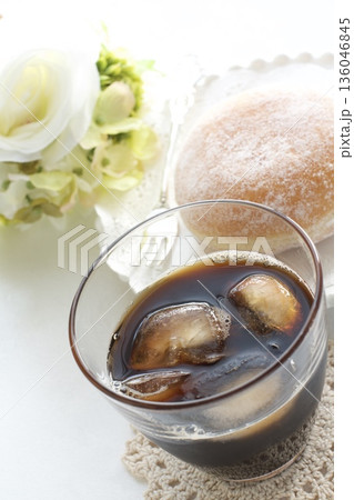 カスタードクリームドーナツと炭酸飲料 カスタードクリームドーナツと炭酸飲料 136046845