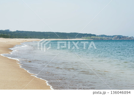 三陸復興国立公園の豊かな自然を象徴する太平洋の水平線と白浜海岸の美しい波打ち際 三陸復興国立公園の豊かな自然を象徴する太平洋の水平線と白浜海岸の美しい波打ち際 136046894