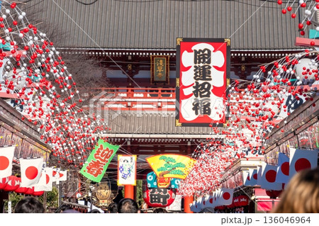 新年の浅草寺・初詣で賑わう仲見世通り 新年の浅草寺・初詣で賑わう仲見世通り 136046964