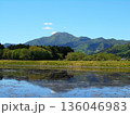 田植え前の水鏡に映る「逆さ東根山」 初夏の岩手 136046983