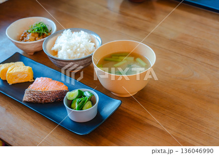 白ご飯と味噌汁の和朝食定食（家庭の朝ごはん） 136046990