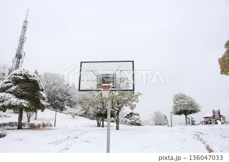 雪が積もった日のバスケットゴールを撮影しました。 雪が積もった日のバスケットゴールを撮影しました。 136047033