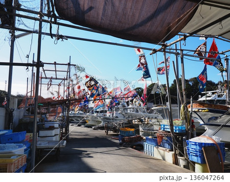2026年元日の室津漁港の風景　大漁旗 136047264