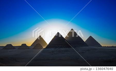 エジプトのピラミッドのシルエット エジプトのピラミッドのシルエット 136047640