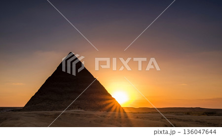 エジプトのピラミッドのシルエット エジプトのピラミッドのシルエット 136047644