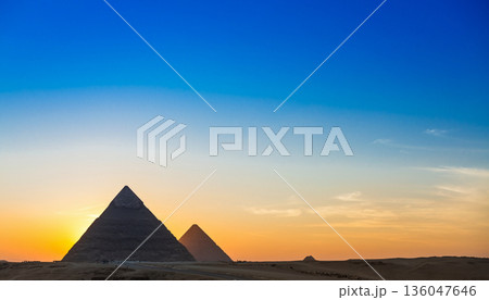 エジプトのピラミッドのシルエット エジプトのピラミッドのシルエット 136047646