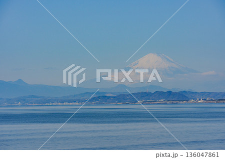 冬晴れの富士山 136047861