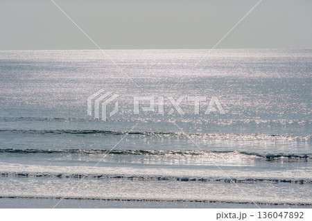 キラキラ光る海面 キラキラ光る海面 136047892