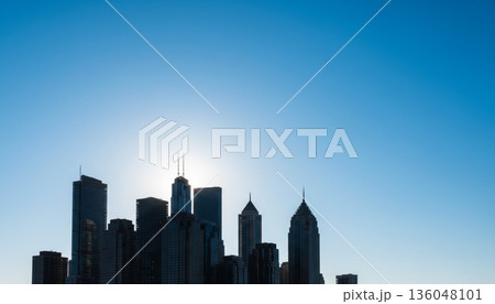 都会のオフィスビル群のシルエット 136048101