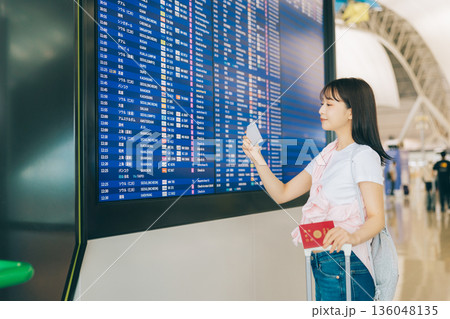 空港で電光掲示板を確認する女性 「撮影協力:関西国際空港(KIX)」 空港で電光掲示板を確認する女性 「撮影協力:関西国際空港(KIX)」 136048135
