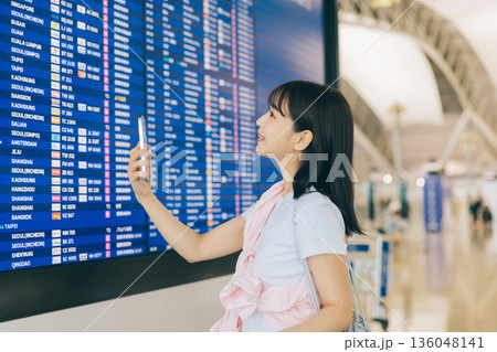 空港で電光掲示板を確認する女性 「撮影協力:関西国際空港(KIX)」 空港で電光掲示板を確認する女性 「撮影協力:関西国際空港(KIX)」 136048141