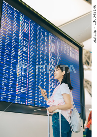 空港で電光掲示板を見る女性 「撮影協力:関西国際空港(KIX)」 空港で電光掲示板を見る女性 「撮影協力:関西国際空港(KIX)」 136048146
