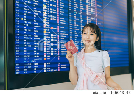 空港でパスポートを持つ女性 「撮影協力:関西国際空港(KIX)」 空港でパスポートを持つ女性 「撮影協力:関西国際空港(KIX)」 136048148