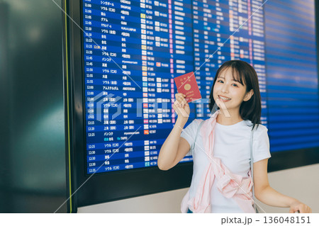 空港でパスポートを持つ女性　「撮影協力：関西国際空港（KIX）」 136048151