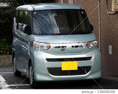 駐車場に停めた車 136048209