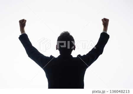 白背景でガッツポーズをする男性のシルエット 白背景でガッツポーズをする男性のシルエット 136048213