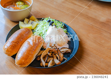 チキンのクリームソース｜パンときのこの朝食 136048241