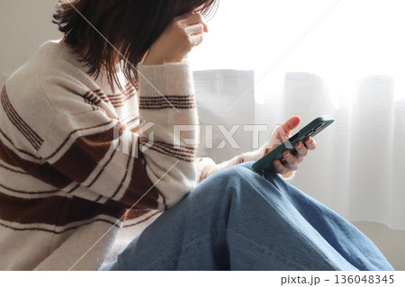 スマホを見て泣く女性 スマホを見て泣く女性 136048345