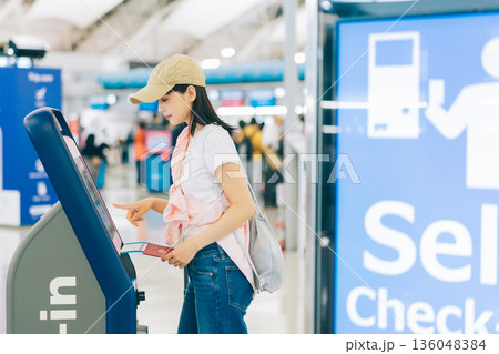 空港でセルフチェックインをする女性　「撮影協力：関西国際空港（KIX）」 136048384