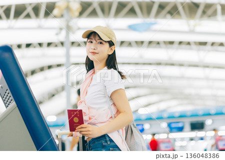 空港でセルフチェックインをする女性　「撮影協力：関西国際空港（KIX）」 136048386