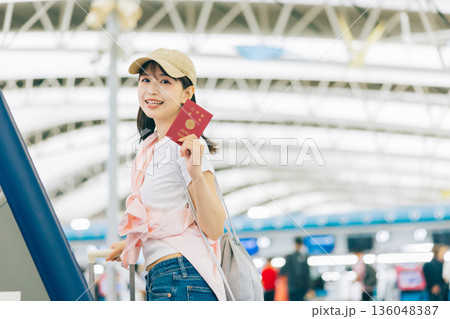 空港でセルフチェックインをする女性　「撮影協力：関西国際空港（KIX）」 136048387