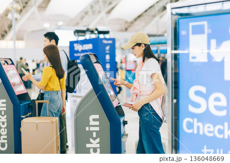 空港でセルフチェックインをする旅行者　「撮影協力：関西国際空港（KIX）」 136048669