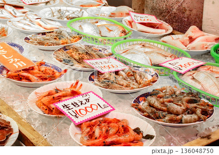 市場の海産物の販売 136048750