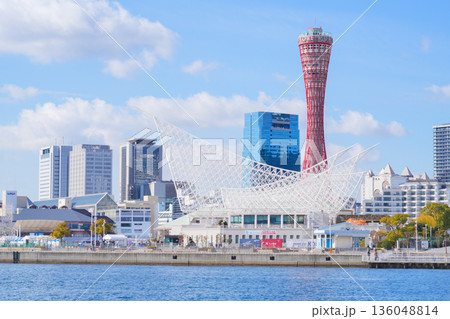 ポートタワーと海に臨む建造物 136048814