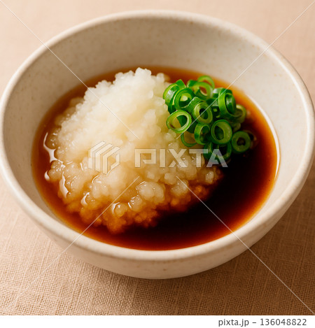 ポン酢でいただく和食の薬味 大根おろしと刻みねぎ 136048822
