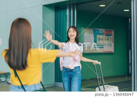 空港で再会する女性友達　「撮影協力：関西国際空港（KIX）」 136048847