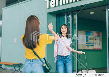 空港で再会する女性友達　「撮影協力：関西国際空港（KIX）」 136048848