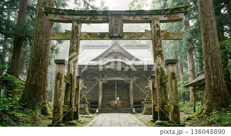 朝霧に包まれた架空の神社 全景 フィクションの聖地 罰の当たらない背景素材 3DCG 136048890