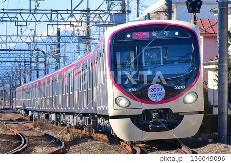 富士山を背景に走る京王2000系2701F　NEW2000ヘッドマーク付 136049096