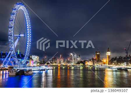 ロンドン　夜のテムズ川景　観覧車ロンドン・アイとウェストミンスター宮殿 136049107